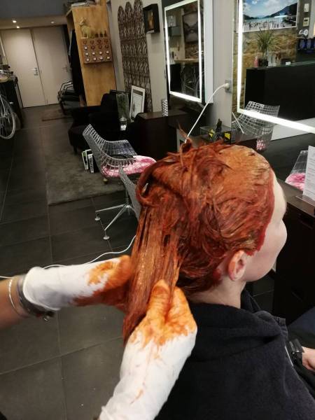 Un coiffeur peut il refuser de réaliser une couleur ou des mèches à un mineur ?