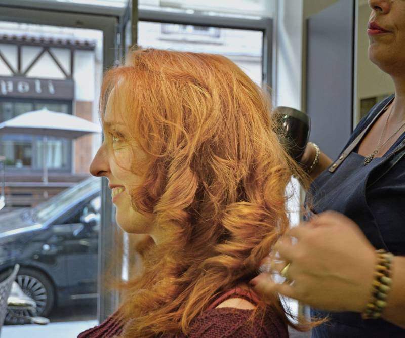 Brushing avec grosses boucles sur cheveux mi Longs et longs à Lyon